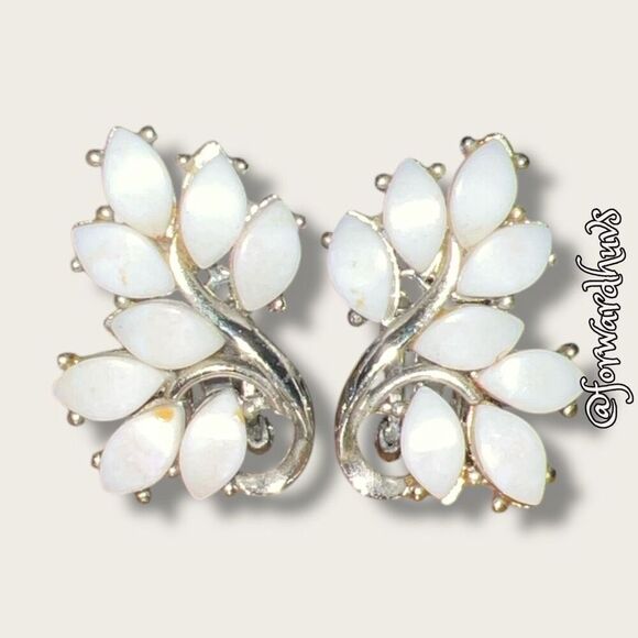 Silver-Tone Non-Pierced Earrings – Timeless Vintage Elegance - Picture 4 of 7